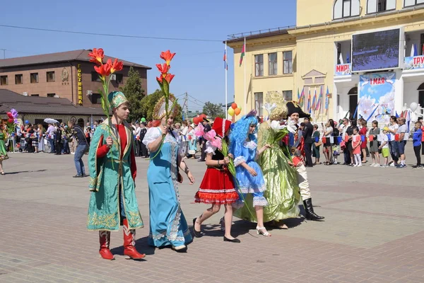 Slavyansk Kuban 俄罗斯 2018年5月1日 庆祝第一的可能 春天和工作的日子 Slavyansk Kuban 市剧院广场上的一日游 — 图库照片
