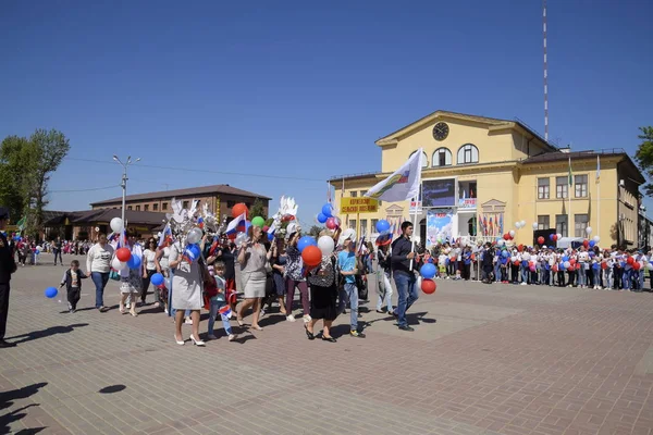 スラビャンカのクバン川 ロシア連邦 2018 五月の初め 春の日を祝います 劇場広場で市のスラビャンカ クバンの日パレードの可能性があります — ストック写真