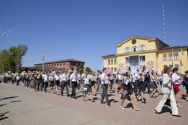 Celebrando el primero de mayo, el día de la primavera y el trabajo. Desfile del Primero de Mayo en la Plaza del Teatro en la ciudad de Slavyansk-on-Kuban . — Foto de Stock