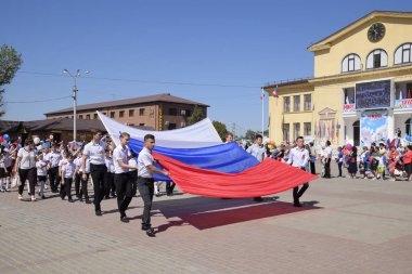 Slavyansk Kuban, Rusya-1 Mayıs 2018: kutsal alanına göre Rusya'nın bayrağı taşıyan. Bir Mayıs, Bahar ve iş günü kutluyor. Gün içinde şehir Slavyansk-Tarih-Kuban tiyatro meydanında geçit.