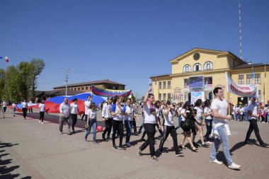 Ciddi alanına göre Rusya'nın bayrağı taşıyan. Bir Mayıs, Bahar ve iş günü kutluyor. Gün içinde şehir Slavyansk-Tarih-Kuban tiyatro meydanında geçit.