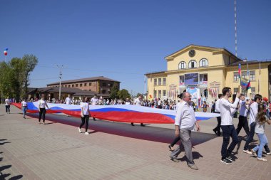 Ciddi alanına göre Rusya'nın bayrağı taşıyan. Bir Mayıs, Bahar ve iş günü kutluyor. Gün içinde şehir Slavyansk-Tarih-Kuban tiyatro meydanında geçit.
