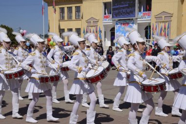 Mayıs günü genç davulcular Mart. Bir Mayıs, Bahar ve iş günü kutluyor. Gün içinde şehir Slavyansk-Tarih-Kuban tiyatro meydanında geçit.