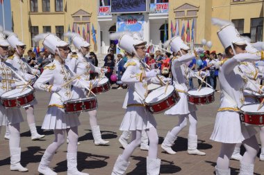 Mayıs günü genç davulcular Mart. Bir Mayıs, Bahar ve iş günü kutluyor. Gün içinde şehir Slavyansk-Tarih-Kuban tiyatro meydanında geçit.