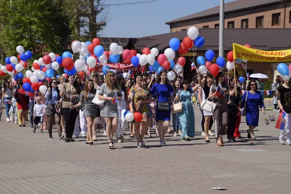 スラビャンカのクバン川 ロシア連邦 2018 医科大学学生の行列 五月の初め 春の日を祝います 劇場広場で市のスラビャンカ クバンの日パレードの可能性があります — ストック写真