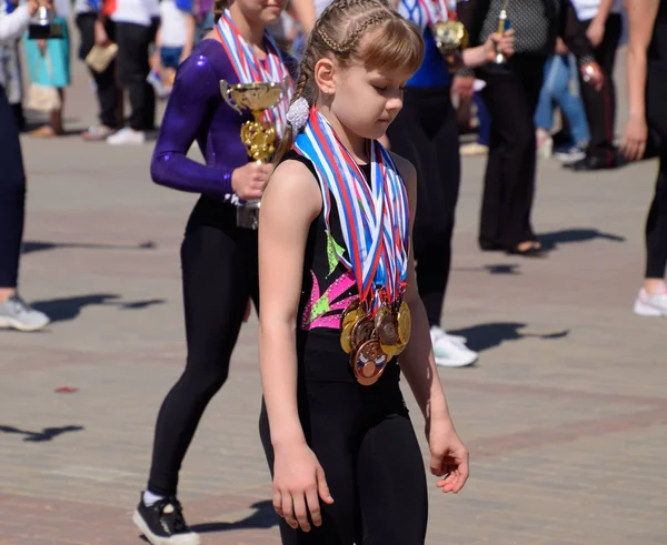 Може процесії молодих спортсменів з їх нагороди на святі — стокове фото