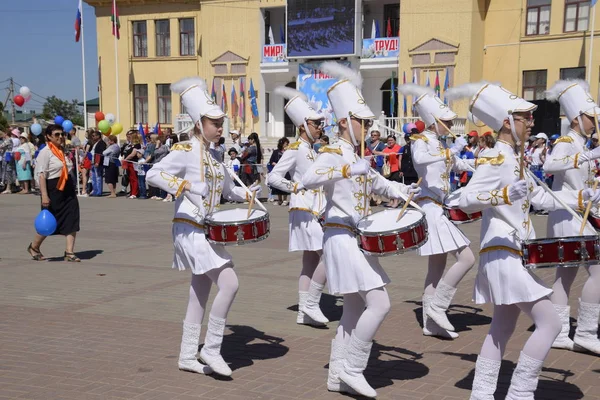 Jovens bateristas na marcha do Dia de Maio. Celebrando o primeiro de maio, o dia da primavera e do trabalho. Dia de Maio desfile na Praça do Teatro na cidade de Slavyansk-on-Kuban . — Fotografia de Stock