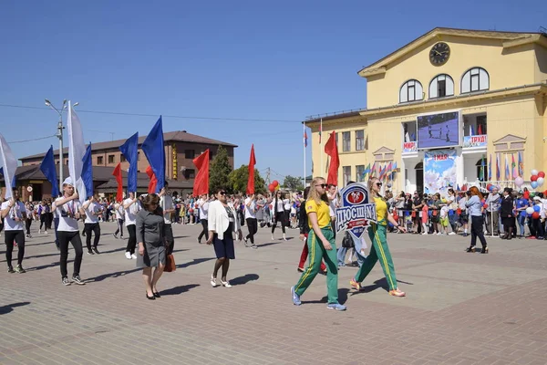 Jeunes sportifs des écoles de sport de la ville. Célébration du premier mai, jour du printemps et du travail. Défilé du 1er mai sur la place du Théâtre dans la ville de Slavyansk-on-Kuban . — Photo