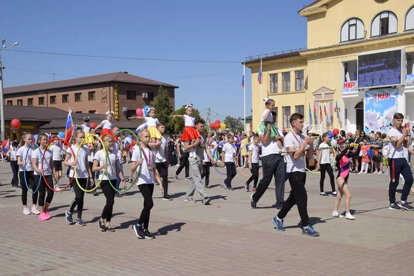 Young sportsmen of city sports schools. Celebrating the first of May, the day of spring and work. May Day parade on the Theater Square in the city of Slavyansk-on-Kuban. — Stock Photo, Image