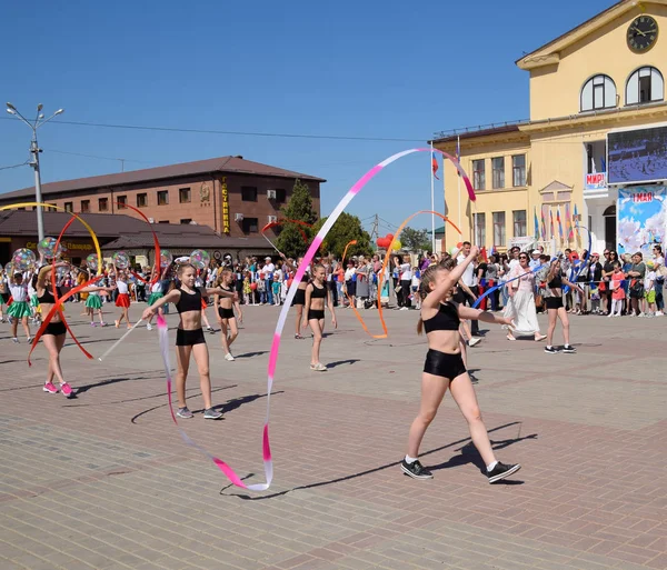 Young sportsmen of city sports schools. Celebrating the first of May, the day of spring and work. May Day parade on the Theater Square in the city of Slavyansk-on-Kuban. — Stock Photo, Image