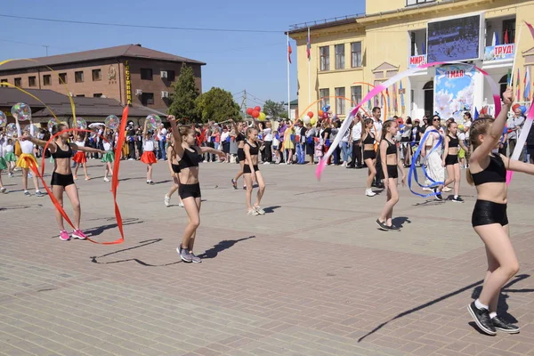 Young sportsmen of city sports schools. Celebrating the first of May, the day of spring and work. May Day parade on the Theater Square in the city of Slavyansk-on-Kuban. — Stock Photo, Image