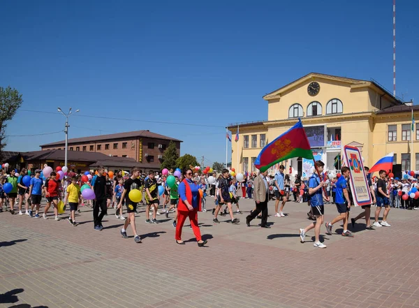 Молодих спортсменів спортивних шкіл міста. Святкування першого травня, день весни і праці. Може день параду на театральній площі в на місто з Слов'янськ на Кубані. — стокове фото