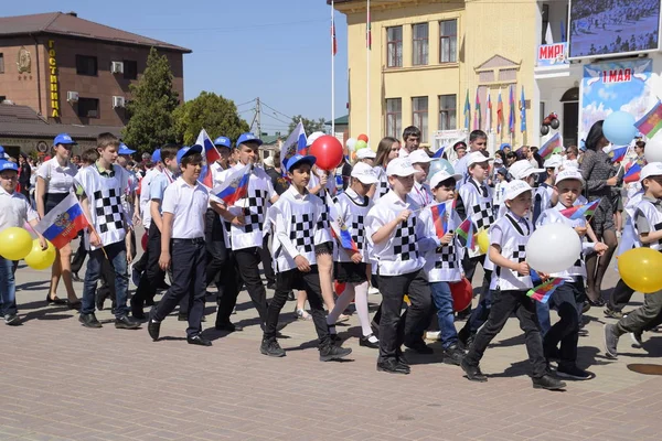 Jóvenes deportistas de las escuelas deportivas de la ciudad. Celebrando el primero de mayo, el día de la primavera y el trabajo. Desfile del Primero de Mayo en la Plaza del Teatro en la ciudad de Slavyansk-on-Kuban . —  Fotos de Stock