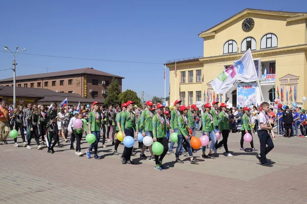 Jóvenes deportistas de las escuelas deportivas de la ciudad. Celebrando el primero de mayo, el día de la primavera y el trabajo. Desfile del Primero de Mayo en la Plaza del Teatro en la ciudad de Slavyansk-on-Kuban . —  Fotos de Stock