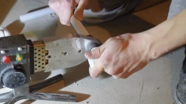 Bir havya ile plastik boru lehimleme