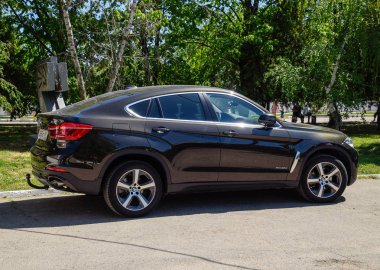 Siyah Bmw X6 parkta duruyor. Bir spor araba sigorta primi CL