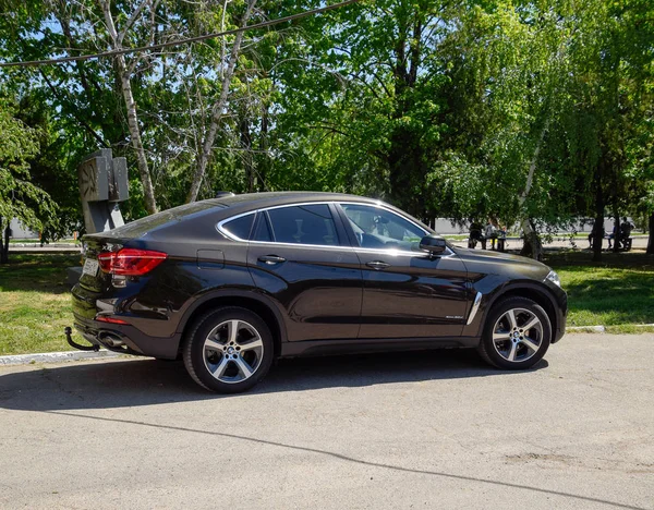 El BMW X6 negro está estacionado en el parque. Un coche deportivo de una prima cl — Foto de Stock