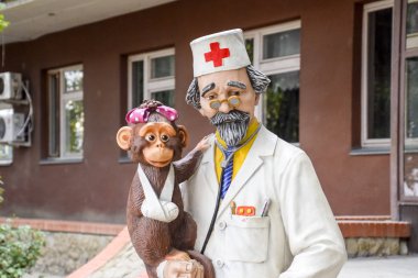 Doktor Aibolit, bir peri masalı bir doktordan heykeli. Doktor Çocuk Polikliniği yakınındaki anıt.