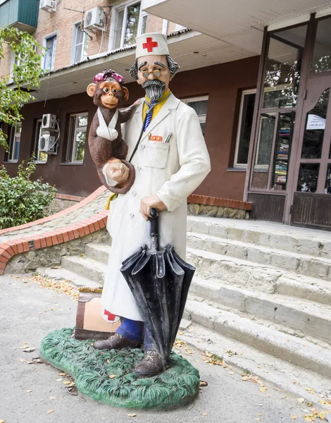 Dokter Aibolit Een Standbeeld Van Een Arts Uit Een Sprookje — Stockfoto