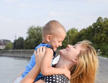 Anne kucağında oğluyla. Anne çocuğunu ona presler