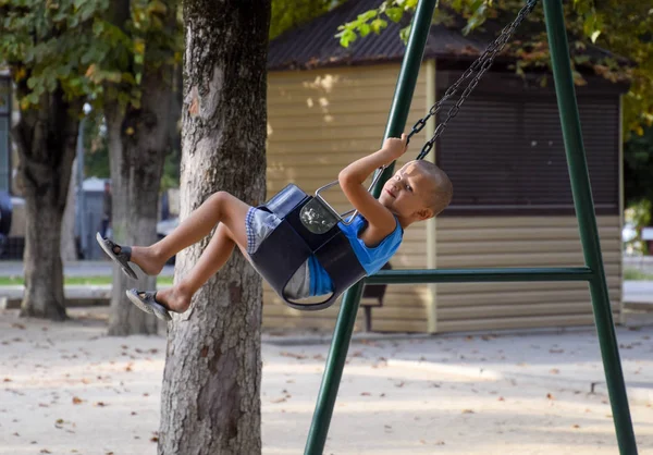 Il bambino oscilla sull'altalena lui stesso — Foto Stock