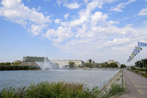 Озеро с фонтаном в городском парке города Славянска-на-Кубани. Парк-отель уютный . — стоковое фото