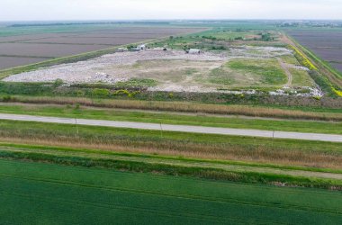 yığın-in çöp ve tedavi imkanları ile çöplüğü. Köyün dışında çöp depolama