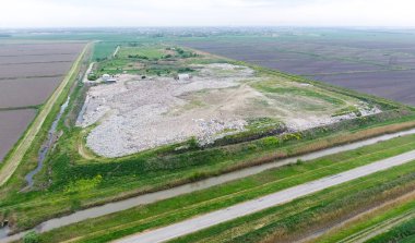 yığın-in çöp ve tedavi imkanları ile çöplüğü. Köyün dışında çöp depolama
