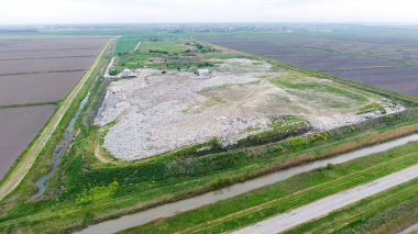 yığın-in çöp ve tedavi imkanları ile çöplüğü. Köyün dışında çöp depolama