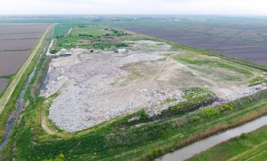 yığın-in çöp ve tedavi imkanları ile çöplüğü. Köyün dışında çöp depolama