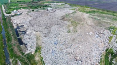 yığın-in çöp ve tedavi imkanları ile çöplüğü. Köyün dışında çöp depolama