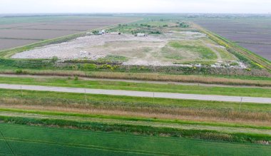 yığın-in çöp ve tedavi imkanları ile çöplüğü. Köyün dışında çöp depolama