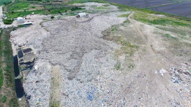 yığın-in çöp ve tedavi imkanları ile çöplüğü. Köyün dışında çöp depolama