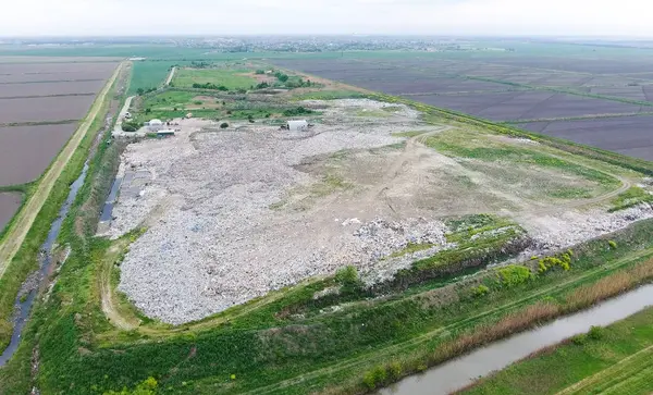 yığın-in çöp ve tedavi imkanları ile çöplüğü. Köyün dışında çöp depolama
