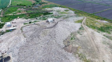 yığın-in çöp ve tedavi imkanları ile çöplüğü. Köyün dışında çöp depolama