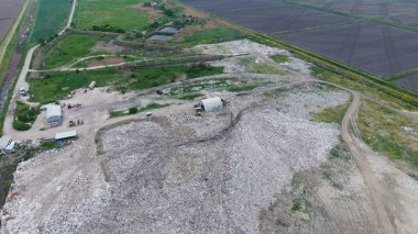 yığın-in çöp ve tedavi imkanları ile çöplüğü. Köyün dışında çöp depolama