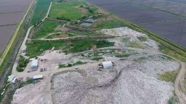 yığın-in çöp ve tedavi imkanları ile çöplüğü. Köyün dışında çöp depolama