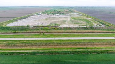 yığın-in çöp ve tedavi imkanları ile çöplüğü. Köyün dışında çöp depolama