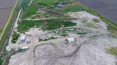 yığın-in çöp ve tedavi imkanları ile çöplüğü. Köyün dışında çöp depolama