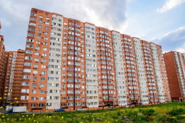Yeni katlı sokak şehir bina konut. Konut Evleri