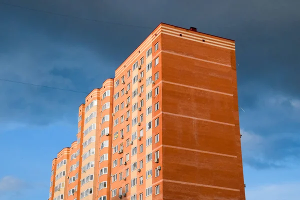 城市街道上的新楼层住宅楼。住宅 — 图库照片