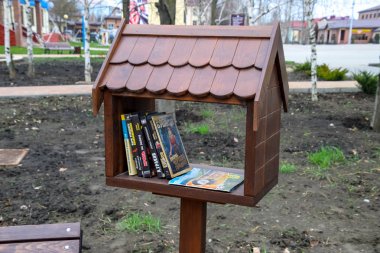 Park Caddesi üzerinde kitap için bir kutu. Ücretsiz okuma.