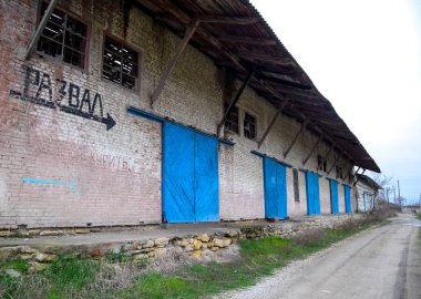 Eski bina çöktü yazıt tren istasyonunda. Terk edilmiş Sovyet binalar.