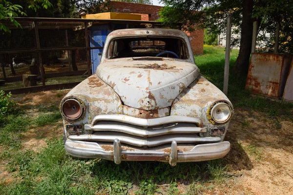 Antiguo coche soviético oxidado Victoria. Exposición rara — Foto de Stock