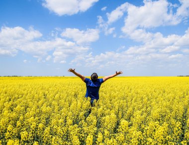 Özgür adam alanında. Adam ellerini kaldırdı. Alan çiçekli tecavüz