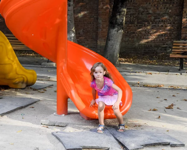 Küçük kız parkta tepeden yuvarlandı — Stok fotoğraf