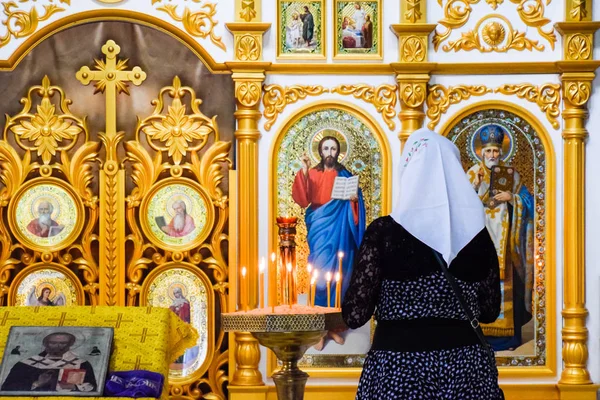 Una mujer orante en una iglesia cristiana ortodoxa en el pueblo de Holy Hand, Territorio de Krasnodar . — Foto de Stock