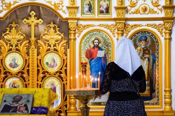 Een biddende vrouw in een orthodoxe christelijke kerk in het dorp van Heilige Hand, Krasnodar grondgebied. — Stockfoto