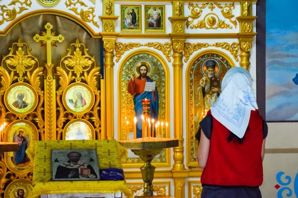 Holy Hand Rusia Junio 2017 Una Mujer Orante Una Iglesia — Foto de Stock