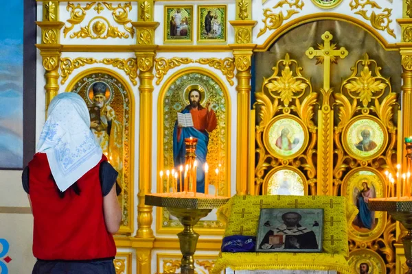 Una mujer orante en una iglesia cristiana ortodoxa en el pueblo de Holy Hand, Territorio de Krasnodar . — Foto de Stock